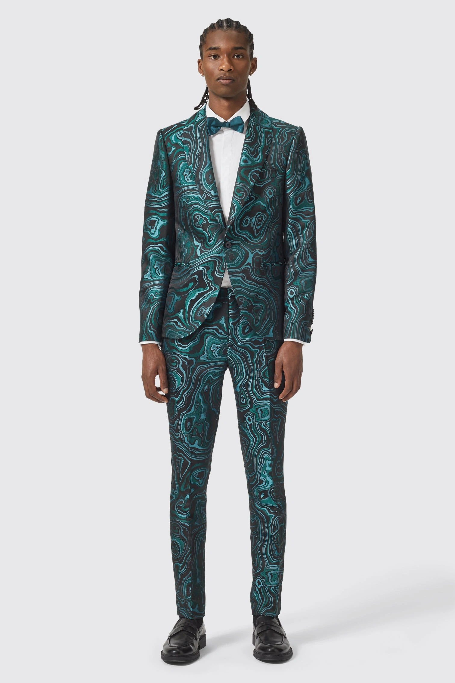 Adichie: Seta Verde, Eleganza Jacquard, Taglio Slim Fit, un Capolavoro Italiano