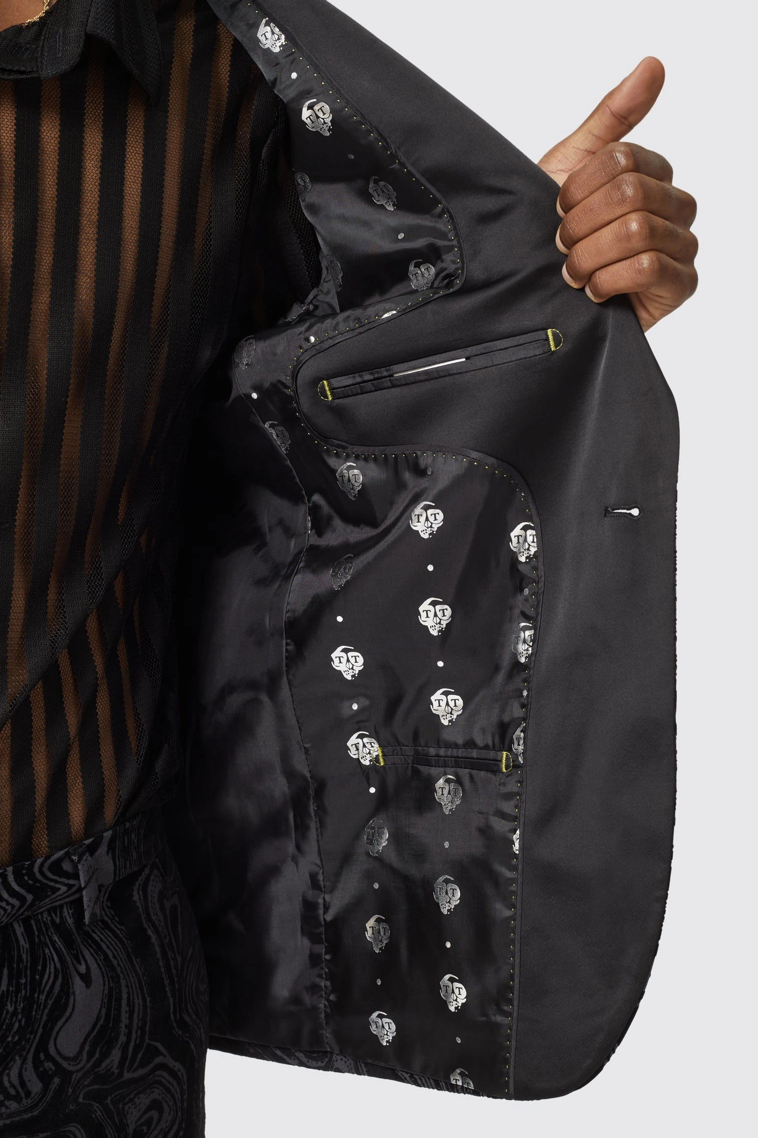 Cappotto Angelou Slim Fit Nero: Eleganza senza tempo, stile inconfondibile.