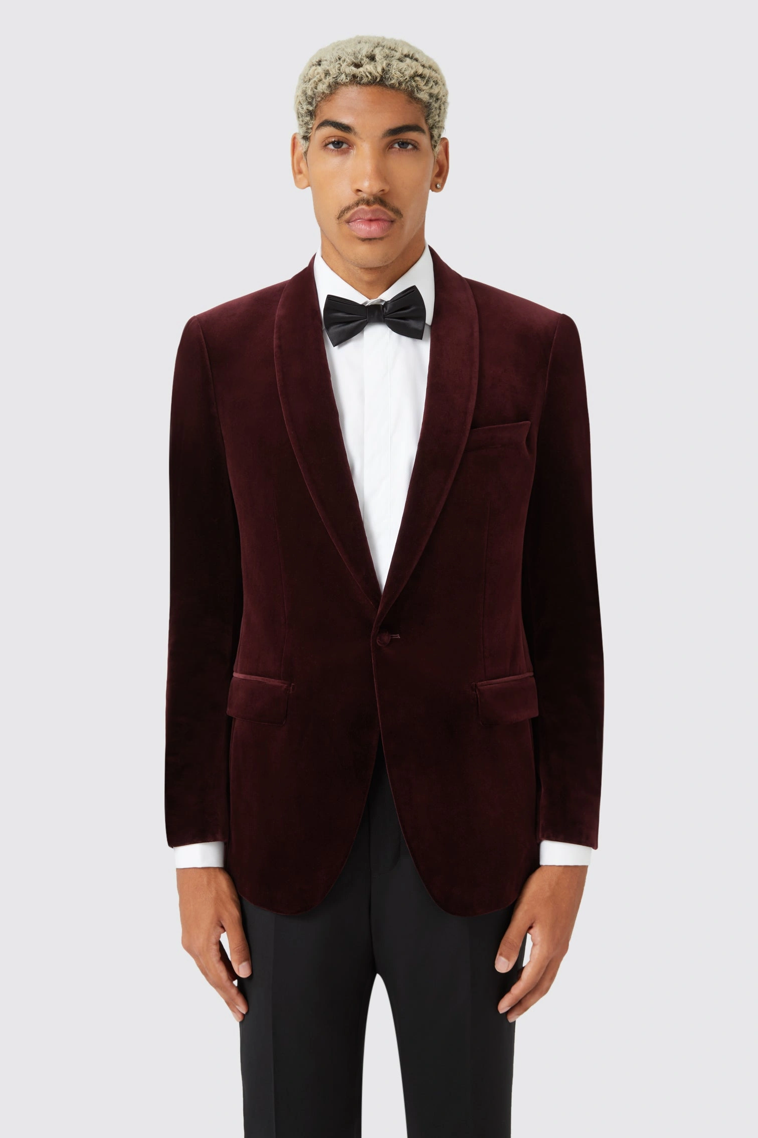 Blazer in velluto bordeaux Almeida: l'eleganza slim fit rivive dall'archivio, un'opera d'arte senza tempo.